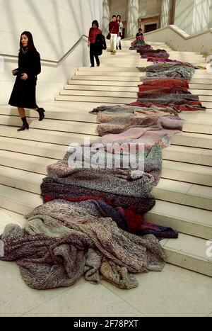 Die kanadische Künstlerin Germaine Koh mit ihrer Arbeit „Knitwork“ im British Museum. Die Arbeit wurde am 21. Februar 1992 begonnen und sagt, dass die Arbeit beendet sein wird, wenn sie stirbt.3. April 2002 Foto Andy Paradise Stockfoto