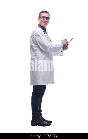 Seitenansicht des konzentrierten männlichen Arztes, der Berichte schreibt Stockfoto