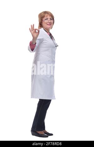 Schöne reife Ärztin lächelnd und gestikulend ok Stockfoto