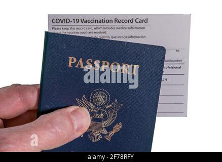 Senior man Hand hält USA Pass und Impfpass oder Aufnahmekarte für Coronavirus Stockfoto