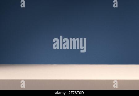 Ort für Ihr Produkt. Dunkelblaue Wand hinter horizontalem Holzausstellungsort. Produkthintergrund für Computerrendering. Stockfoto