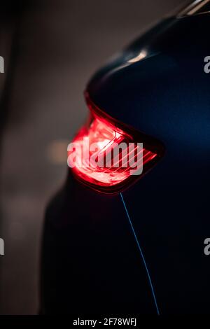 Galati, Rumänien, 13. April 2021: Blaue Renault Megane GT Line LED-Leuchte Stockfoto