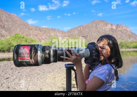 Ein Mädchen namens Camila Gutierrez Diaz fotografiert Landschaft, Natur und Tierwelt mit einer Canon 1Dx Mark II Kamera und einem 500 mm Canon f4 Objektiv oder Teleobjektiv auf dem Yaqui River, der durch El Novillo, Sonora, Mexiko, führt. 500 mm (Foto von Luis Gutierrez / Norte Photo) Una Niña de nombre Camila Gutierrez Diaz, toma una fotografia de paisaje, naturaleza y vida salvaje con una camara Canon 1Dx Mark II y un lente o telefono 500 mm Canon f4 en el rio Yaqui a su paso por El Novillo, Sonora, Mexiko. Camuflaje (Foto: Luis Gutierrez / Norte Photo) Stockfoto