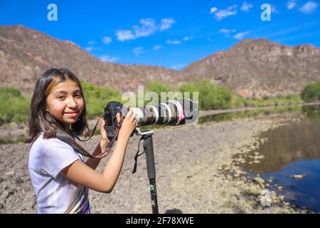 Ein Mädchen namens Camila Gutierrez Diaz fotografiert Landschaft, Natur und Tierwelt mit einer Canon 1Dx Mark II Kamera und einem 500 mm Canon f4 Objektiv oder Teleobjektiv auf dem Yaqui River, der durch El Novillo, Sonora, Mexiko, führt. 500 mm (Foto von Luis Gutierrez / Norte Photo) Una Niña de nombre Camila Gutierrez Diaz, toma una fotografia de paisaje, naturaleza y vida salvaje con una camara Canon 1Dx Mark II y un lente o telefono 500 mm Canon f4 en el rio Yaqui a su paso por El Novillo, Sonora, Mexiko. Camuflaje (Foto: Luis Gutierrez / Norte Photo) Stockfoto