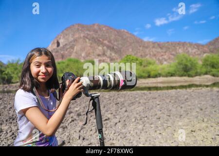 Ein Mädchen namens Camila Gutierrez Diaz fotografiert Landschaft, Natur und Tierwelt mit einer Canon 1Dx Mark II Kamera und einem 500 mm Canon f4 Objektiv oder Teleobjektiv auf dem Yaqui River, der durch El Novillo, Sonora, Mexiko, führt. 500 mm (Foto von Luis Gutierrez / Norte Photo) Una Niña de nombre Camila Gutierrez Diaz, toma una fotografia de paisaje, naturaleza y vida salvaje con una camara Canon 1Dx Mark II y un lente o telefono 500 mm Canon f4 en el rio Yaqui a su paso por El Novillo, Sonora, Mexiko. Camuflaje (Foto: Luis Gutierrez / Norte Photo) Stockfoto