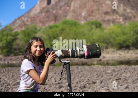 Ein Mädchen namens Camila Gutierrez Diaz fotografiert Landschaft, Natur und Tierwelt mit einer Canon 1Dx Mark II Kamera und einem 500 mm Canon f4 Objektiv oder Teleobjektiv auf dem Yaqui River, der durch El Novillo, Sonora, Mexiko, führt. 500 mm (Foto von Luis Gutierrez / Norte Photo) Una Niña de nombre Camila Gutierrez Diaz, toma una fotografia de paisaje, naturaleza y vida salvaje con una camara Canon 1Dx Mark II y un lente o telefono 500 mm Canon f4 en el rio Yaqui a su paso por El Novillo, Sonora, Mexiko. Camuflaje (Foto: Luis Gutierrez / Norte Photo) Stockfoto