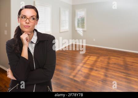 Frau im leeren Raum des neuen Hauses. Stockfoto