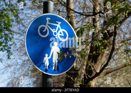 Beschilderung für Rad- und Wanderrouten Stockfoto