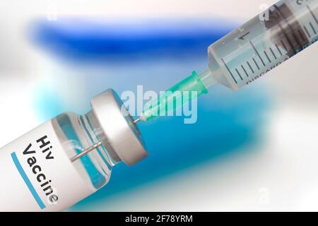 Eine Ampulle mit einem HIV-Impfstoff und einer Spritze. Stockfoto