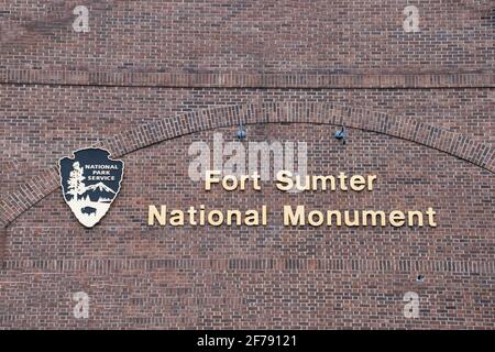 Ein Schild für das Fort Sumpter National Monument auf einem Ziegelstein façade Stockfoto