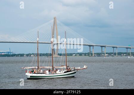 Ein Segelboot im Cooper River mit der Ravenel Brücke im Hintergrund Stockfoto