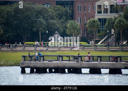 Der Ananas-Brunnen in Charleston, South Carolina, aufgenommen von einem Boot auf dem Cooper River Stockfoto