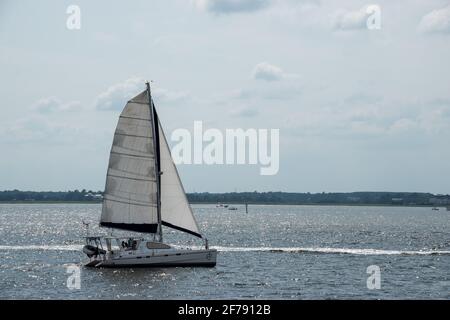 Ein einziges Segelboot, das auf dem Cooper River zwischen Charleston segelt Und Sullivan's Island Stockfoto