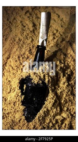 Ein von David Livingstone geschriebener Brief, der in einer Flasche an der Mündung des Zambesi-Flusses zurückgelassen wurde und von allen vorbeifahrenden Schiffen, die ihn gefunden haben, dringende Vorräte fordert, ist der Höhepunkt von Christies anstehender Auktion von Büchern aus der Sammlung Quentin Keynes. Das Schreiben hat eine Schätzung von 15.000-20.000 auf Verkauf 7 + 8 April 2004 (NB Dies ist eine Kopie des Schreibens in einer Flasche ähnlich der für die Fotozelle vorbereitet verwendet) Foto von David Sandison 17/2/2004 Stockfoto