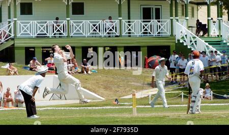 ENGLAND V CARIB BIER X1 AUF DEM GELÄNDE DER DREI WWW UNI OF THE WEST INDIES 26/3/2004 RICKY CLARKE BOWLING BILD DAVID ASHDOWNCRICKET IN WESTINDIEN Stockfoto