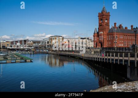 Cardiff, Großbritannien. Mai 2017. Blick über die Cardiff Docks auf das denkmalgeschützte französische Renaissance Pierhead-Gebäude in der Cardiff Bay. Es wurde 1897 vom Architekten William Frame als Hauptquartier der Bute Dock Company erbaut, und sein Uhrenturm wird vor Ort als ‘Baby Big Ben’ bezeichnet. Kredit: Mark Kerrison/Alamy Live Nachrichten Stockfoto