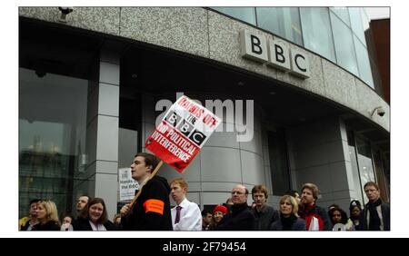 Mitarbeiter der BBC White City) inszenierte eine Walkout-Demo. Um 12 Uhr heute zur gleichen Zeit wie Mitarbeiter der BBC-Zentren im ganzen Land.Bild David Sandison 5/2/2004 Stockfoto