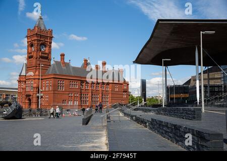 Cardiff, Großbritannien. Mai 2017. Das Senedd Cymru, oder walisisches Parlament, steht neben dem Pierhead-Gebäude aus rotem Backstein in der Cardiff Bay. Das Senedd-Gebäude wurde am 1. März 2006 eröffnet und enthält eine Debattierkammer und drei Ausschussräume für das walisische Parlament. Kredit: Mark Kerrison/Alamy Live Nachrichten Stockfoto