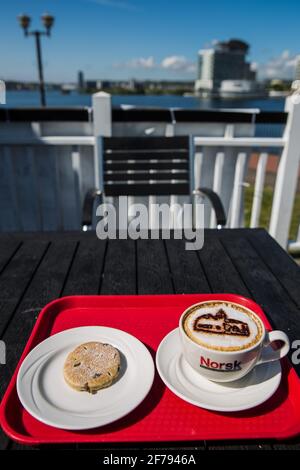 Cardiff, Großbritannien. Mai 2017. Ein Cappuccino und ein walisischer Scone werden im Norwegian Church Arts Centre an der Cardiff Bay serviert. Die norwegische Kirche wurde 1868 erbaut und diente bis zur Dekonsecrated im Jahr 1974 als lutherische Kultstätte für skandinavische Seeleute und die lokale norwegische Gemeinde. Kredit: Mark Kerrison/Alamy Live Nachrichten Stockfoto