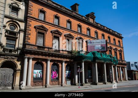 Cardiff, Großbritannien. Mai 2017. Das heruntergekommene Merchant Place-Gebäude befindet sich im Herzen des Mount Stuart Square neben dem Wales Millennium Centre an der Cardiff Bay. Es ist ein denkmalgeschütztes ehemaliges Postamt, das 1881 erbaut wurde. Kredit: Mark Kerrison/Alamy Live Nachrichten Stockfoto