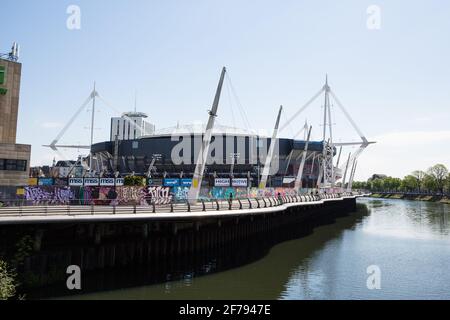 Cardiff, Großbritannien. Mai 2017. Das Stadion des Fürstentums, das früher als Millennium Stadium bekannt war, liegt am Fluss Taff. Das Nationalstadion von Wales beherbergt die walisische Rugby-Union-Nationalmannschaft, einige Spiele der walisischen Fußballnationalmannschaft, Speedway und Konzerte. Kredit: Mark Kerrison/Alamy Live Nachrichten Stockfoto