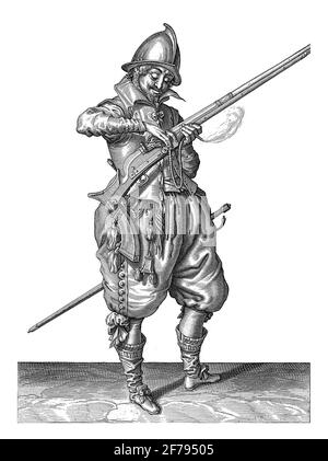 Ein Soldat auf der Wache, in voller Länge, rechts, hält ein Ruder (eine bestimmte Art von Feuerwaffe) mit seiner linken Hand, Vintage-Gravur. Stockfoto