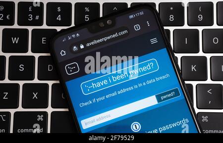 Website „habe ich einen Pwned“ auf dem Smartphone auf der Tastatur gesehen. Dienst, der überprüft, ob deine E-Mail-Adresse und dein facebook-Konto in Bezug auf Daten kompromittiert wurden l Stockfoto