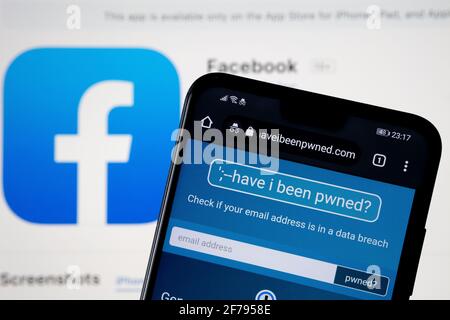 Website „habe ich einen Pwned“ auf dem Smartphone mit Facebook-Logo auf der Rückseite. Dienst, der überprüft, ob deine E-Mail-Adresse und dein facebook-Konto Co Stockfoto