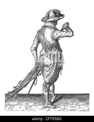 Ein Soldat, volle Länge, nach rechts, von hinten gesehen, hält eine Muskete (eine bestimmte Art von Schusswaffe) mit seinem linken Oberschenkel am linken Oberschenkel, vintag Stockfoto