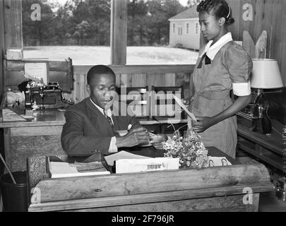 Studenten lernen Büro- und Sekretariatsarbeit, indem sie Direktor Robert Pierce, Gee's Bend, Alabama, USA, Marion Post Wolcott, U.S. Farm Security Administration, Mai 1939 Stockfoto