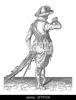 Ein Soldat, in voller Länge, rechts, von hinten gesehen, hält eine Muskete (eine bestimmte Art von Schusswaffe) mit seinem linken Oberschenkel am linken Oberschenkel, vintage Stockfoto