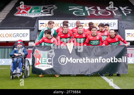 NIJMEGEN, NIEDERLANDE - APRIL 5: Team NEC mit einem Transparent Mehr als Fußball und links ein krankes, krankes Kind von der Amalia Kinderziekenhuis, Radbou Stockfoto