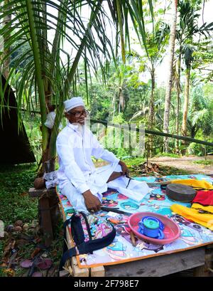 Ein balinesischer Hindu-Priester im Hindu-Tempel Gunung Kawi, Bali, Indonesien. Stockfoto