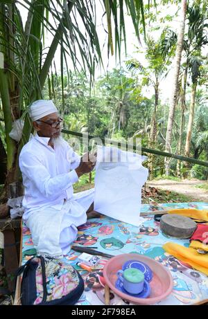 Ein balinesischer Hindu-Priester im Hindu-Tempel Gunung Kawi, Bali, Indonesien. Stockfoto