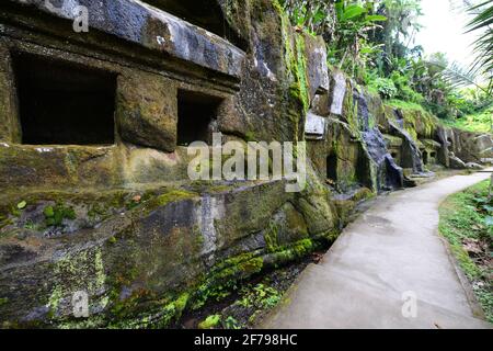 Der Gunung Kawi-Tempel ist ein uralter, ruhiger Hindu-Tempelkomplex inmitten von Reisfeldern, der für seine Schreine bekannt ist, die aus einer Klippe geschnitzt wurden. Stockfoto