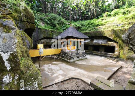 Der Gunung Kawi-Tempel ist ein uralter, ruhiger Hindu-Tempelkomplex inmitten von Reisfeldern, der für seine Schreine bekannt ist, die aus einer Klippe geschnitzt wurden. Stockfoto