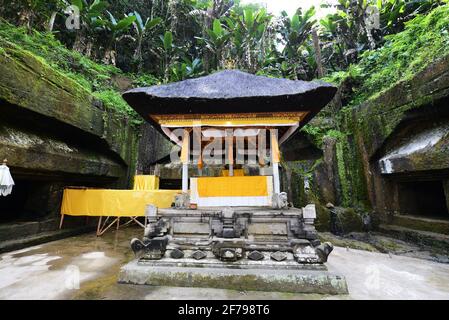 Der Gunung Kawi-Tempel ist ein uralter, ruhiger Hindu-Tempelkomplex inmitten von Reisfeldern, der für seine Schreine bekannt ist, die aus einer Klippe geschnitzt wurden. Stockfoto