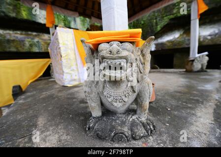 Der Gunung Kawi-Tempel ist ein uralter, ruhiger Hindu-Tempelkomplex inmitten von Reisfeldern, der für seine Schreine bekannt ist, die aus einer Klippe geschnitzt wurden. Stockfoto