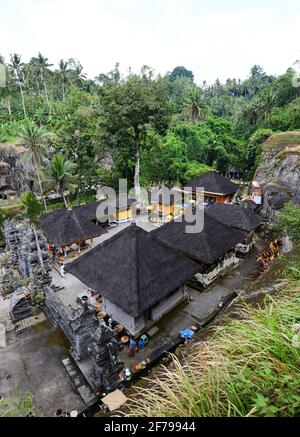 Der Gunung Kawi-Tempel ist ein uralter, ruhiger Hindu-Tempelkomplex inmitten von Reisfeldern, der für seine Schreine bekannt ist, die aus einer Klippe geschnitzt wurden. Stockfoto