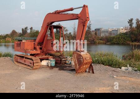 Kobelco Mini-Hydraulikbagger, geparkt in der Nähe von Fischteichen, New Territories, Hong Kong, China 1st April 2021 Stockfoto