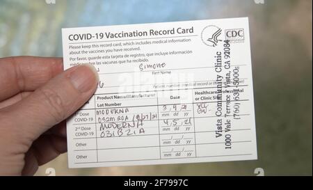 Nahaufnahme einer vollständig ausgefüllten Covid 19-Impfkarte. Illustrative Editorial aufgenommen in Vista, CA, USA, am 4. April 2021. Stockfoto