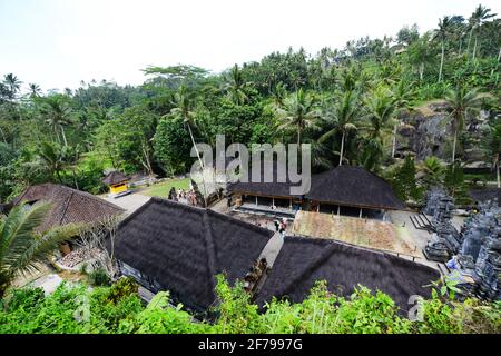 Der Gunung Kawi-Tempel ist ein uralter, ruhiger Hindu-Tempelkomplex inmitten von Reisfeldern, der für seine Schreine bekannt ist, die aus einer Klippe geschnitzt wurden. Stockfoto