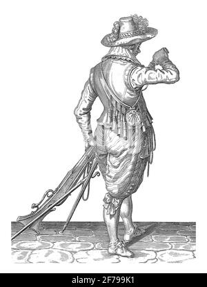 Ein Soldat, volle Länge, nach rechts, von hinten gesehen, hält eine Muskete (eine bestimmte Art von Schusswaffe) mit seinem linken Oberschenkel am linken Oberschenkel, vintag Stockfoto