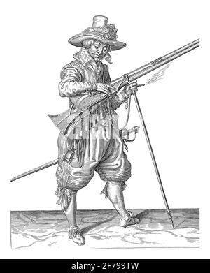 Ein Soldat auf der Wache, in voller Länge, auf der rechten Seite, hält eine Muskete (eine bestimmte Art von Schusswaffe) mit seiner linken Hand an der Gabel der Pelze (Muskete fo Stockfoto