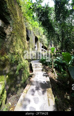 Der Gunung Kawi-Tempel ist ein uralter, ruhiger Hindu-Tempelkomplex inmitten von Reisfeldern, der für seine Schreine bekannt ist, die aus einer Klippe geschnitzt wurden. Stockfoto