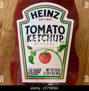 Boca Raton, Usa. April 2021. Am 5. April 2021 wird in Boca Raton, Florida, eine Flasche Heinz Tomato Ketchup ausgestellt. Laut Nachrichtenberichten stehen amerikanische Restaurants vor einem Mangel an Ketchup-Paketen, da die Pandemie Covid-19 die Nachfrage nach Essen zum Mitnehmen und individuellen Ketchup-Portionen drastisch erhöht hat. (Foto von Samuel Rigelhaupt/Sipa USA) Quelle: SIPA USA/Alamy Live News Stockfoto