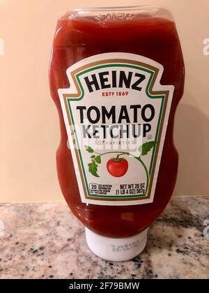 Boca Raton, Usa. April 2021. Am 5. April 2021 wird in Boca Raton, Florida, eine Flasche Heinz Tomato Ketchup ausgestellt. Laut Nachrichtenberichten stehen amerikanische Restaurants vor einem Mangel an Ketchup-Paketen, da die Pandemie Covid-19 die Nachfrage nach Essen zum Mitnehmen und individuellen Ketchup-Portionen drastisch erhöht hat. (Foto von Samuel Rigelhaupt/Sipa USA) Quelle: SIPA USA/Alamy Live News Stockfoto