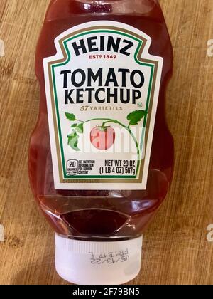 Boca Raton, Usa. April 2021. Am 5. April 2021 wird in Boca Raton, Florida, eine Flasche Heinz Tomato Ketchup ausgestellt. Laut Nachrichtenberichten stehen amerikanische Restaurants vor einem Mangel an Ketchup-Paketen, da die Pandemie Covid-19 die Nachfrage nach Essen zum Mitnehmen und individuellen Ketchup-Portionen drastisch erhöht hat. (Foto von Samuel Rigelhaupt/Sipa USA) Quelle: SIPA USA/Alamy Live News Stockfoto