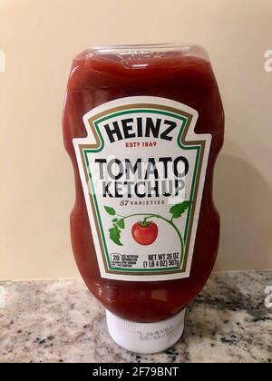 Boca Raton, Usa. April 2021. Am 5. April 2021 wird in Boca Raton, Florida, eine Flasche Heinz Tomato Ketchup ausgestellt. Laut Nachrichtenberichten stehen amerikanische Restaurants vor einem Mangel an Ketchup-Paketen, da die Pandemie Covid-19 die Nachfrage nach Essen zum Mitnehmen und individuellen Ketchup-Portionen drastisch erhöht hat. (Foto von Samuel Rigelhaupt/Sipa USA) Quelle: SIPA USA/Alamy Live News Stockfoto