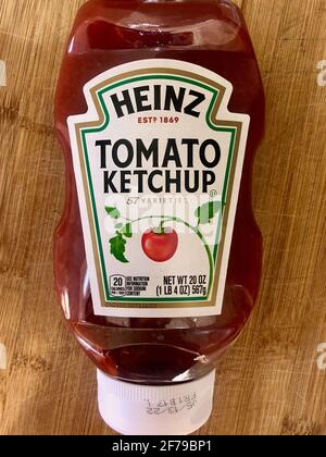 Boca Raton, Usa. April 2021. Am 5. April 2021 wird in Boca Raton, Florida, eine Flasche Heinz Tomato Ketchup ausgestellt. Laut Nachrichtenberichten stehen amerikanische Restaurants vor einem Mangel an Ketchup-Paketen, da die Pandemie Covid-19 die Nachfrage nach Essen zum Mitnehmen und individuellen Ketchup-Portionen drastisch erhöht hat. (Foto von Samuel Rigelhaupt/Sipa USA) Quelle: SIPA USA/Alamy Live News Stockfoto